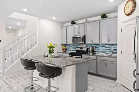 Kitchen - 77 E Constitution Dr, Gilbert, AZ 85296 photo 3 of 5