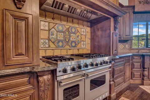 Kitchen - 2333 S Eileen Pl, Chandler, AZ 85286 photo 7 of 8