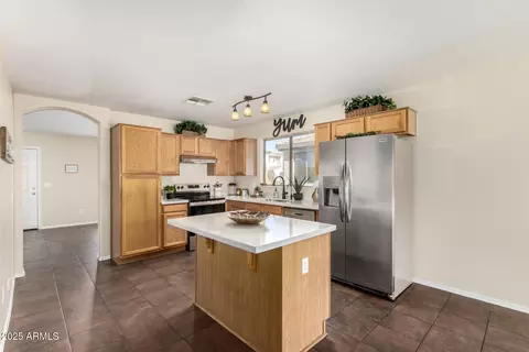 Kitchen - 1547 W Apollo Rd, Phoenix, AZ 85041 photo 2 of 4