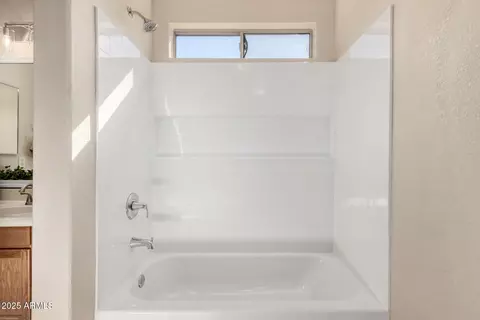 Bath - 1547 W Apollo Rd, Phoenix, AZ 85041 photo 2 of 4