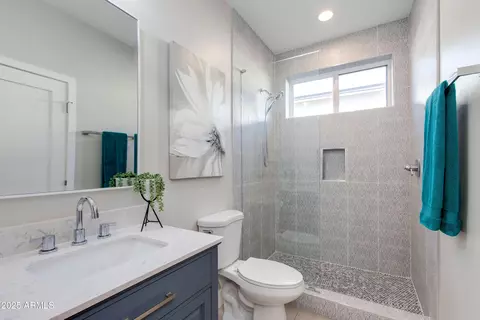 Bath - 6820 N 14th St, Phoenix, AZ 85014 photo 4 of 5