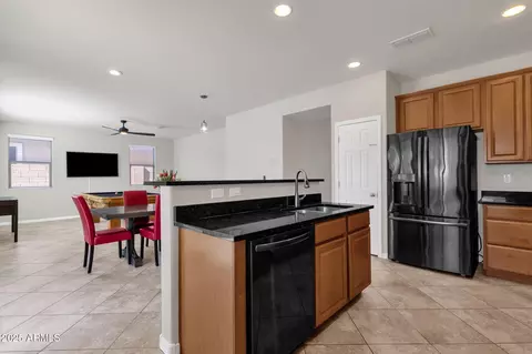 Kitchen - 2947 E Saltsage Dr, Phoenix, AZ 85048 photo 3 of 6