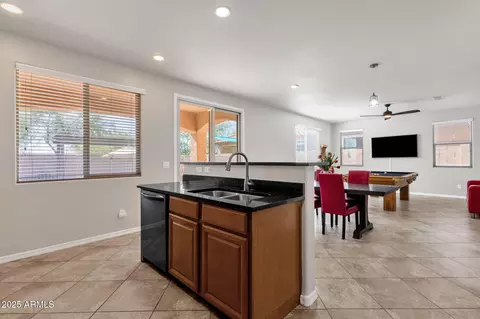 Kitchen - 2947 E Saltsage Dr, Phoenix, AZ 85048 photo 2 of 6