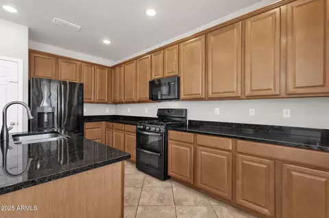 Kitchen - 2947 E Saltsage Dr, Phoenix, AZ 85048 photo 5 of 6