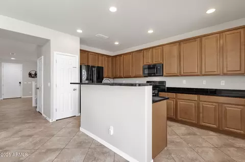 Kitchen - 2947 E Saltsage Dr, Phoenix, AZ 85048 photo 4 of 6