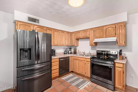 Kitchen - 1402 E Malapai Dr, Phoenix, AZ 85020 photo 1 of 3