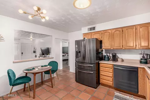 Kitchen - 1402 E Malapai Dr, Phoenix, AZ 85020 photo 3 of 3