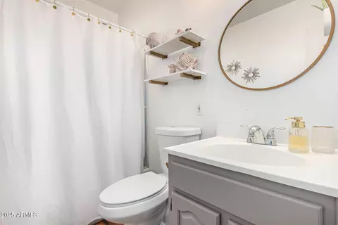 Bath - 1402 E Malapai Dr, Phoenix, AZ 85020 photo 1 of 2