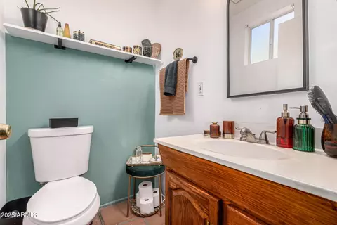 Bath - 1402 E Malapai Dr, Phoenix, AZ 85020 photo 2 of 2