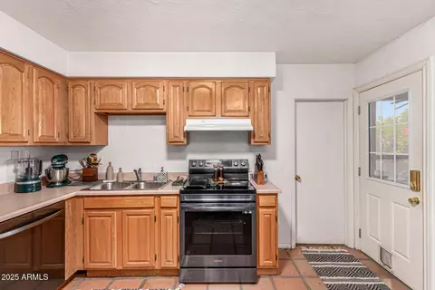 Kitchen - 1402 E Malapai Dr, Phoenix, AZ 85020 photo 2 of 3
