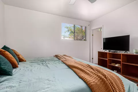 Bedroom - 1402 E Malapai Dr, Phoenix, AZ 85020 photo 5 of 5