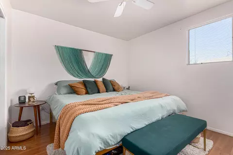 Bedroom - 1402 E Malapai Dr, Phoenix, AZ 85020 photo 4 of 5