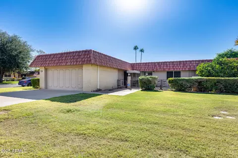9501 W Oak Ridge Dr, Sun City, AZ 85351