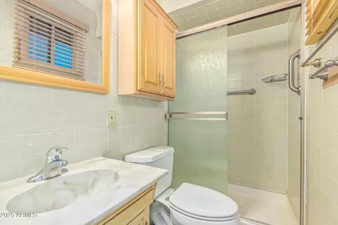 Bath - 4026 N 77th Dr, Phoenix, AZ 85033 photo 1 of 3