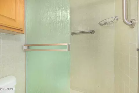 Bath - 4026 N 77th Dr, Phoenix, AZ 85033 photo 2 of 3