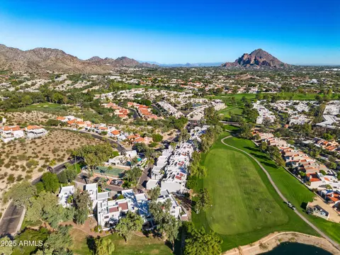 View/Area - 2953 E Rose Ln, Phoenix, AZ 85016 photo 9 of 10