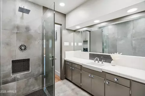 Bath - 103 E Palm Ln #103-A, Phoenix, AZ 85004 photo 4 of 6