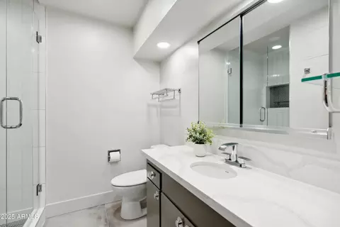 Bath - 103 E Palm Ln #103-A, Phoenix, AZ 85004 photo 1 of 6
