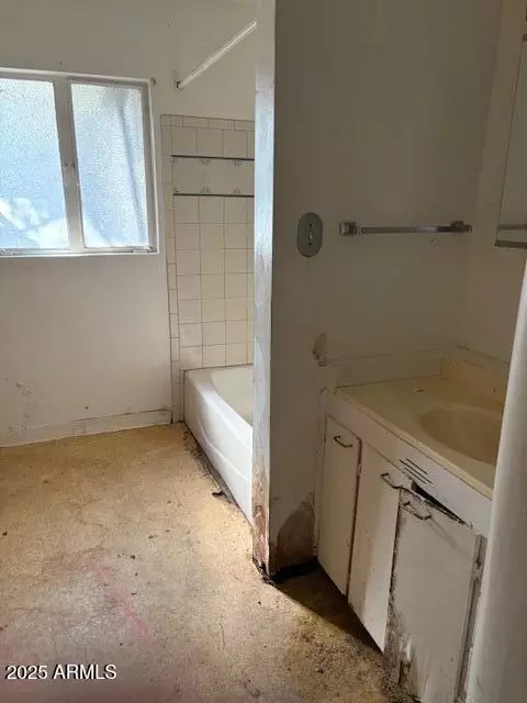 Bath - 6801 N 2nd Pl, Phoenix, AZ 85012 photo 2 of 2