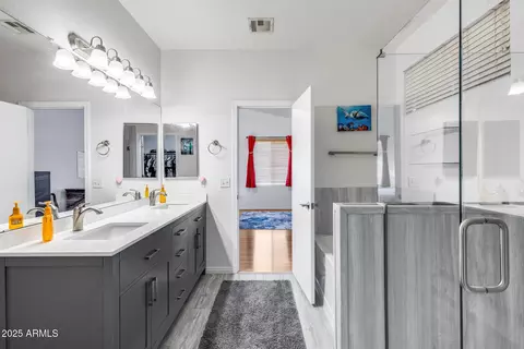 Bath - 2714 E Del Rio St, Gilbert, AZ 85295 photo 2 of 3