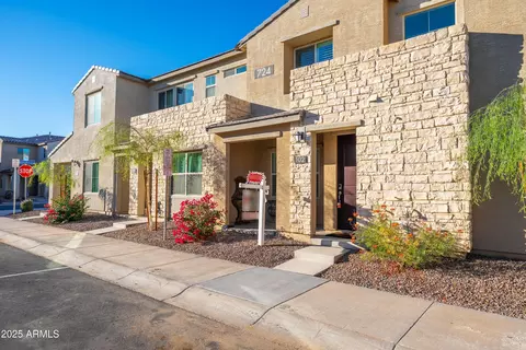 Exterior - 724 E Lark St #102, Gilbert, AZ 85297 photo 1 of 2