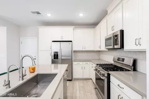 Kitchen - 724 E Lark St #102, Gilbert, AZ 85297 photo 3 of 4