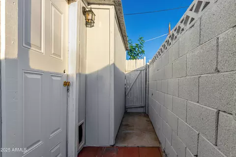 Exterior - 2555 E Mobile Ln, Phoenix, AZ 85040 photo 8 of 8