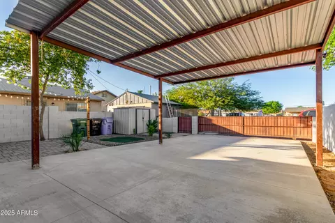 Exterior - 2555 E Mobile Ln, Phoenix, AZ 85040 photo 2 of 8