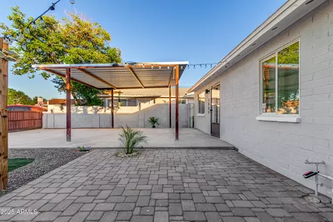 Exterior - 2555 E Mobile Ln, Phoenix, AZ 85040 photo 4 of 8