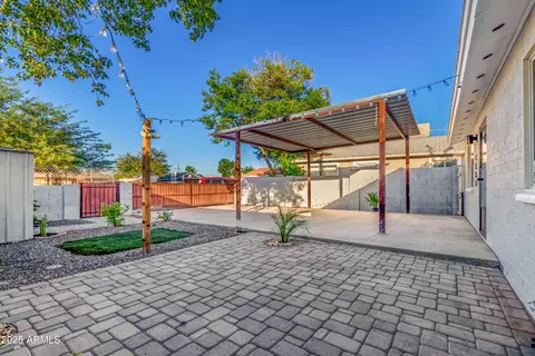Exterior - 2555 E Mobile Ln, Phoenix, AZ 85040 photo 3 of 8
