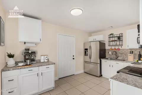 Kitchen - 2555 E Mobile Ln, Phoenix, AZ 85040 photo 1 of 1