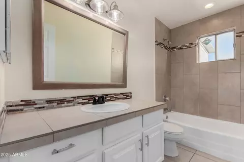 Bath - 2555 E Mobile Ln, Phoenix, AZ 85040 photo 1 of 1