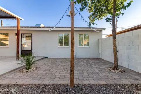 Exterior - 2555 E Mobile Ln, Phoenix, AZ 85040 photo 7 of 8