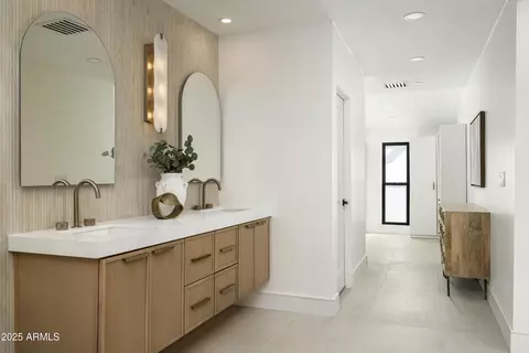 Bath - 4446 E Camelback Rd #102, Phoenix, AZ 85018 photo 4 of 6