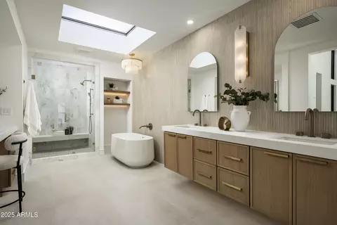 Bath - 4446 E Camelback Rd #102, Phoenix, AZ 85018 photo 2 of 6