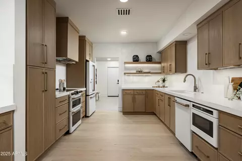 Kitchen - 4446 E Camelback Rd #102, Phoenix, AZ 85018 photo 4 of 6