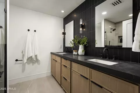 Bath - 4446 E Camelback Rd #102, Phoenix, AZ 85018 photo 5 of 6