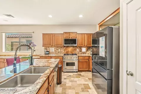Kitchen - 7169 S Dodane Ct, Gilbert, AZ 85298 photo 4 of 5
