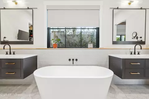 Bath - 3530 E Glenrosa Ave, Phoenix, AZ 85018 photo 2 of 5