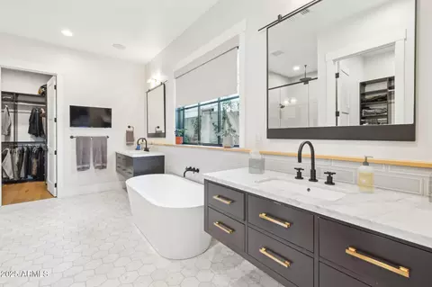 Bath - 3530 E Glenrosa Ave, Phoenix, AZ 85018 photo 1 of 5