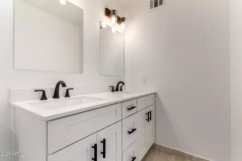 Bath - 2636 E Brown St, Phoenix, AZ 85028 photo 5 of 5