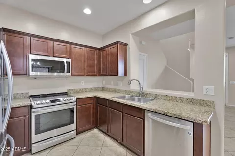 6813 S 7th Ln, Phoenix, AZ 85041 photo 9