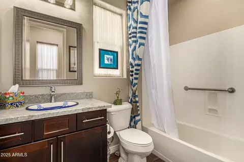 Bath - 4516 E Walter Way, Phoenix, AZ 85050 photo 4 of 4