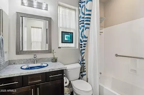 Bath - 4516 E Walter Way, Phoenix, AZ 85050 photo 3 of 4