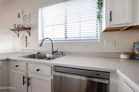 Kitchen - 40802 N Hearst Dr, Anthem, AZ 85086 photo 6 of 6