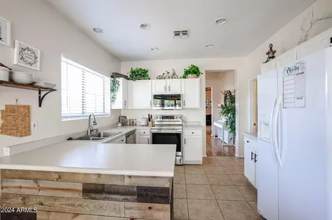 Kitchen - 40802 N Hearst Dr, Anthem, AZ 85086 photo 2 of 6