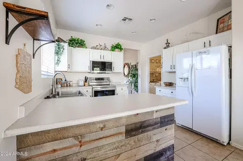 Kitchen - 40802 N Hearst Dr, Anthem, AZ 85086 photo 4 of 6