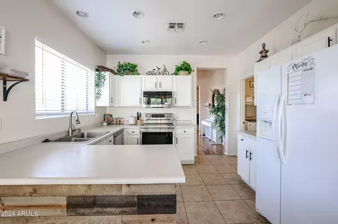 Kitchen - 40802 N Hearst Dr, Anthem, AZ 85086 photo 3 of 6