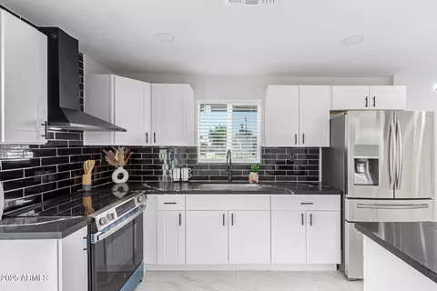 Kitchen - 4510 N 29th Ave, Phoenix, AZ 85017 photo 4 of 5