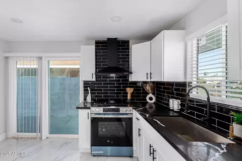 Kitchen - 4510 N 29th Ave, Phoenix, AZ 85017 photo 3 of 5
